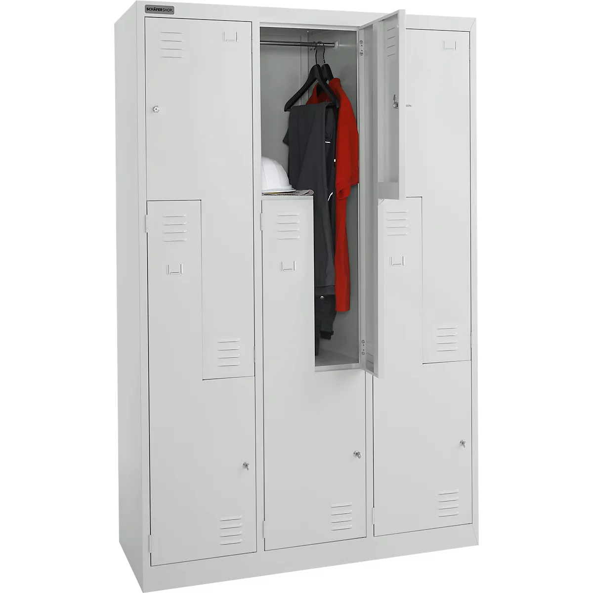 Casier gris avec porte ouverte, vêtements sur une barre, un casque est dans un compartiment.