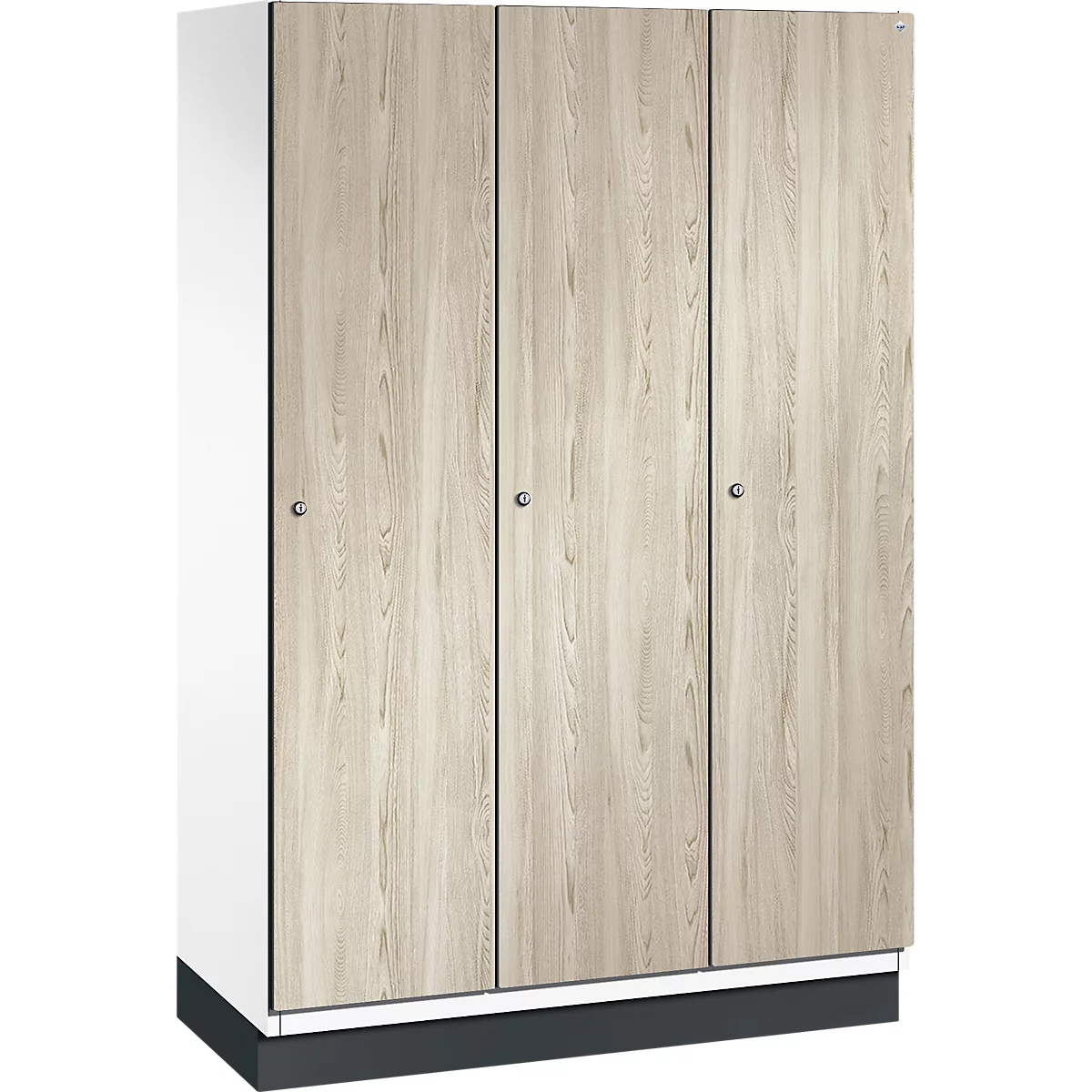 Armoire en bois à trois portes avec poignées et socle.