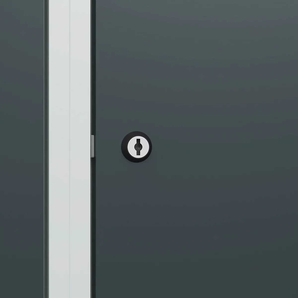 Gros plan sur une porte grise avec une serrure ronde et un cadre blanc. La porte a une finition mate.