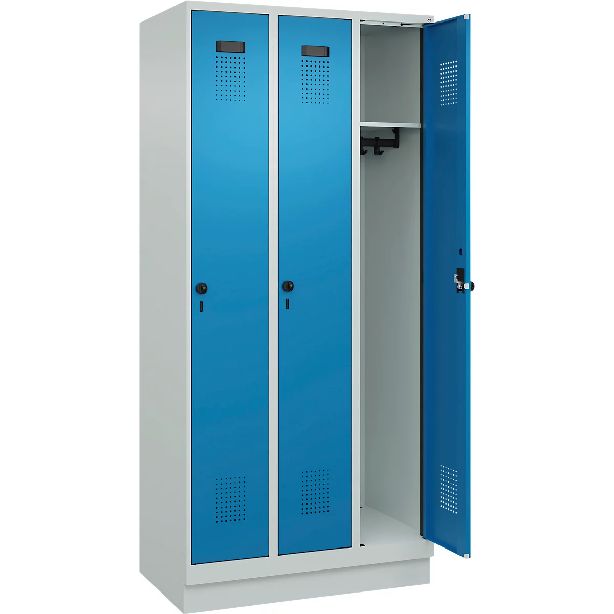 Vestiaire C+P Evolo Plus, 3 compartiments, largeur de compartiment 300 mm, avec socle, butée à droite, butée Soft, anti-effraction, L 900 x P 500 x H 1950 mm, fermeture de sécurité à pêne rotatif, gris clair RAL 7035/bleu clair RAL 5012