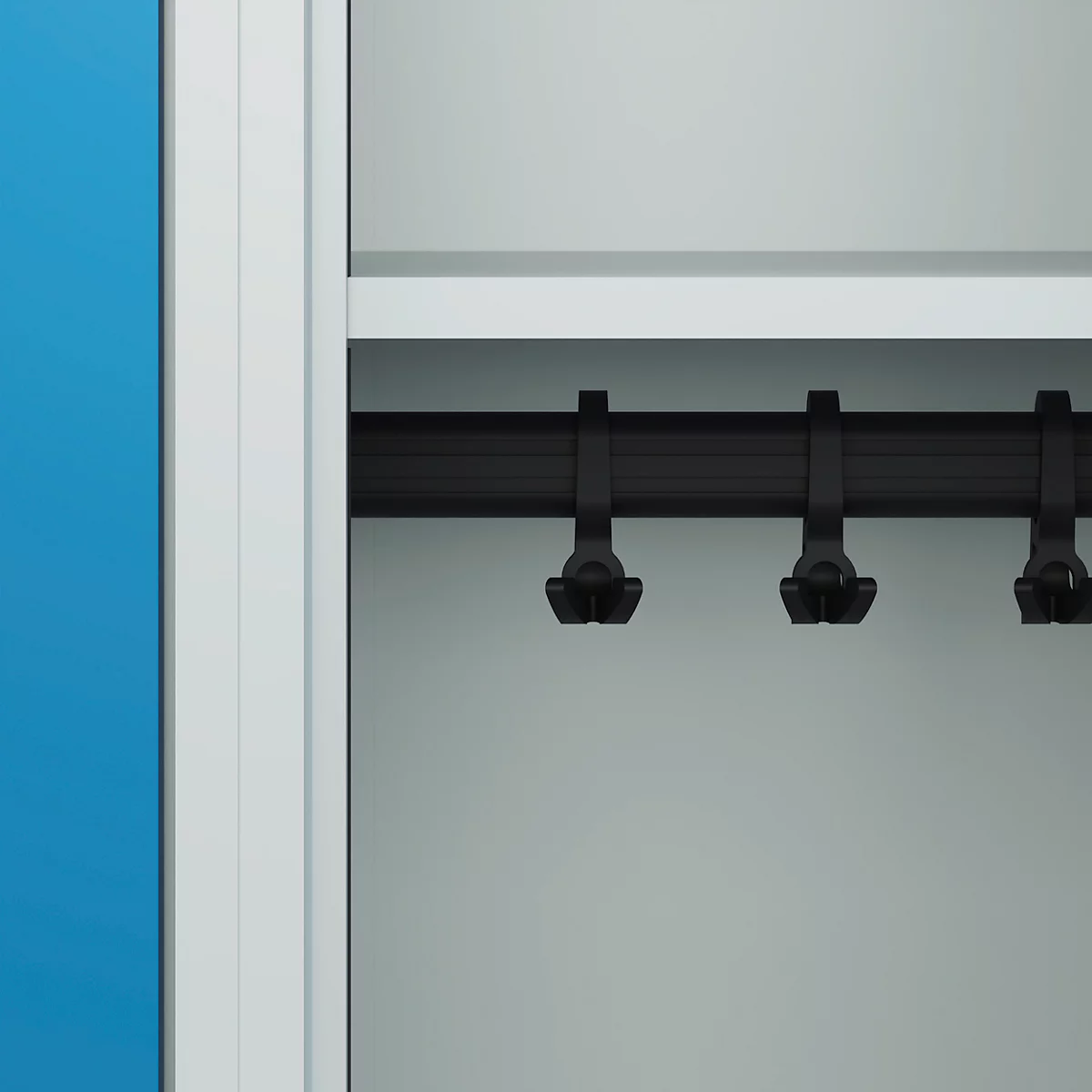 Vestiaire C+P Evolo Plus, 3 compartiments, largeur de compartiment 400 mm, avec pieds, butée à droite, butée Soft, anti-effraction, L 1200 x P 500 x H 1950 mm, fermeture de sécurité à pêne rotatif, gris clair RAL 7035/bleu clair RAL 5012