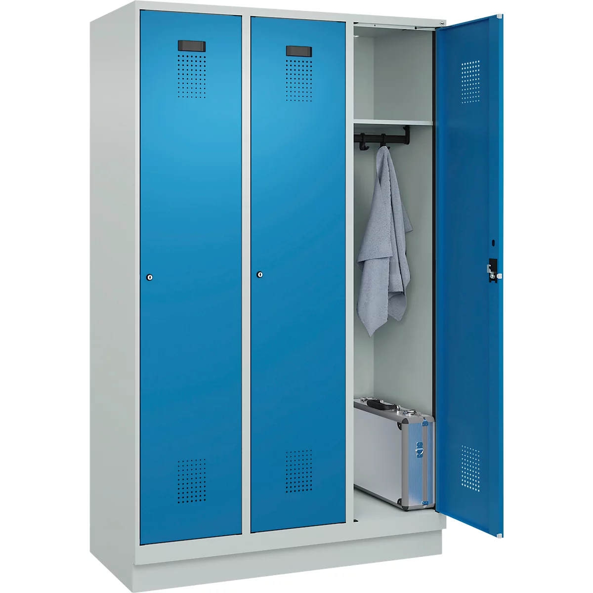 Vestiaire C+P Evolo Plus, 3 compartiments, largeur de compartiment 400 mm, avec socle, charnières à droite, L 1200 x P 500 x H 1950 mm, cylindre, gris clair/bleu clair