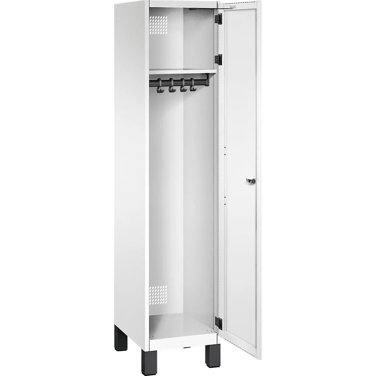 Armoire blanche, la porte est ouverte. Il y a des crochets et une étagère à l'intérieur de l'armoire. Pieds noirs.