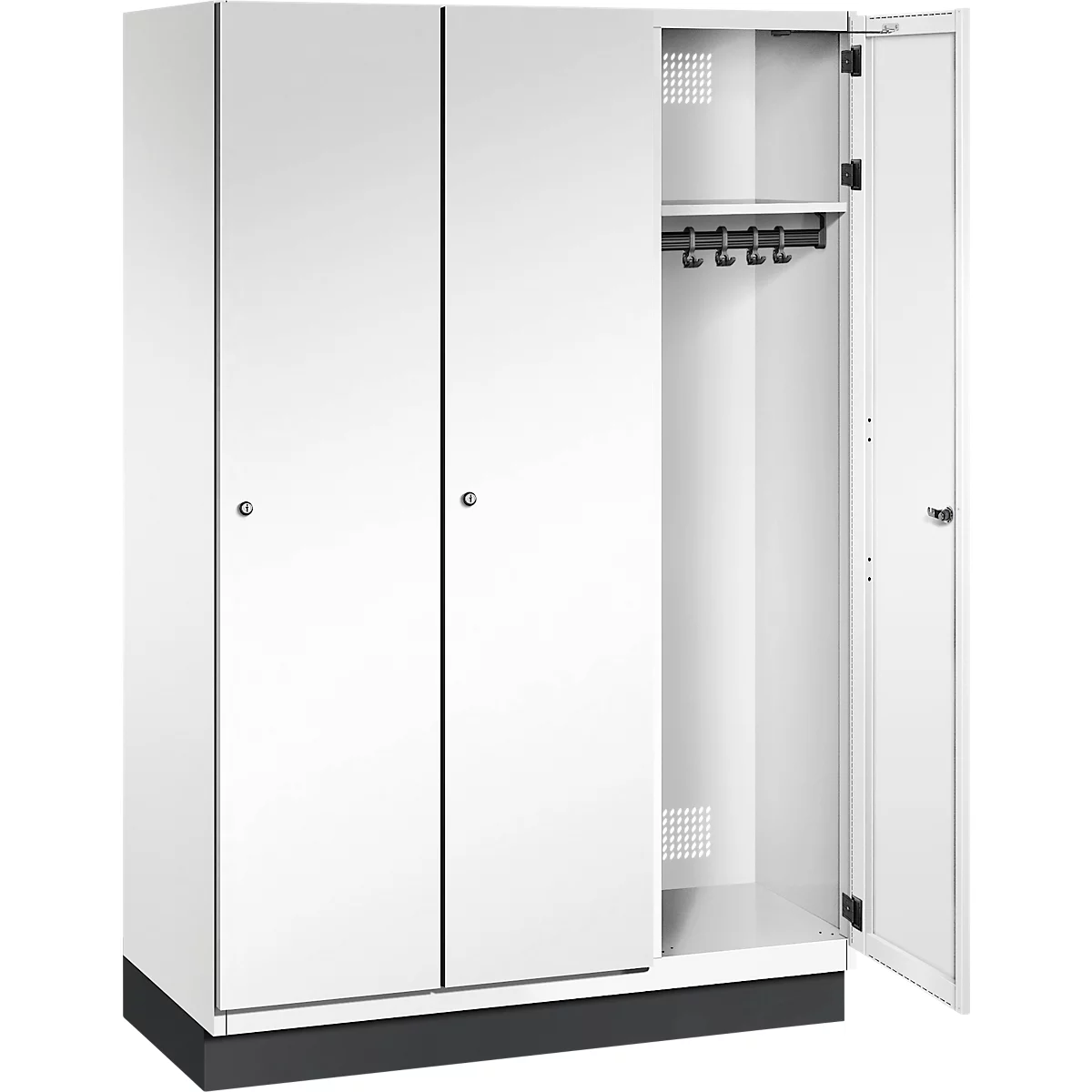 Casier blanc, une porte ouverte. À l'intérieur, une tringle à vêtements et une étagère.