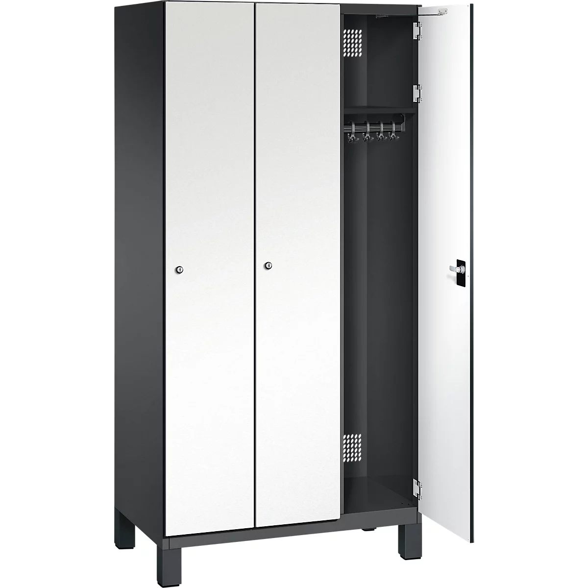 Une armoire grise à deux portes, une porte ouverte, portes blanches, tringle à vêtements et étagère visibles.