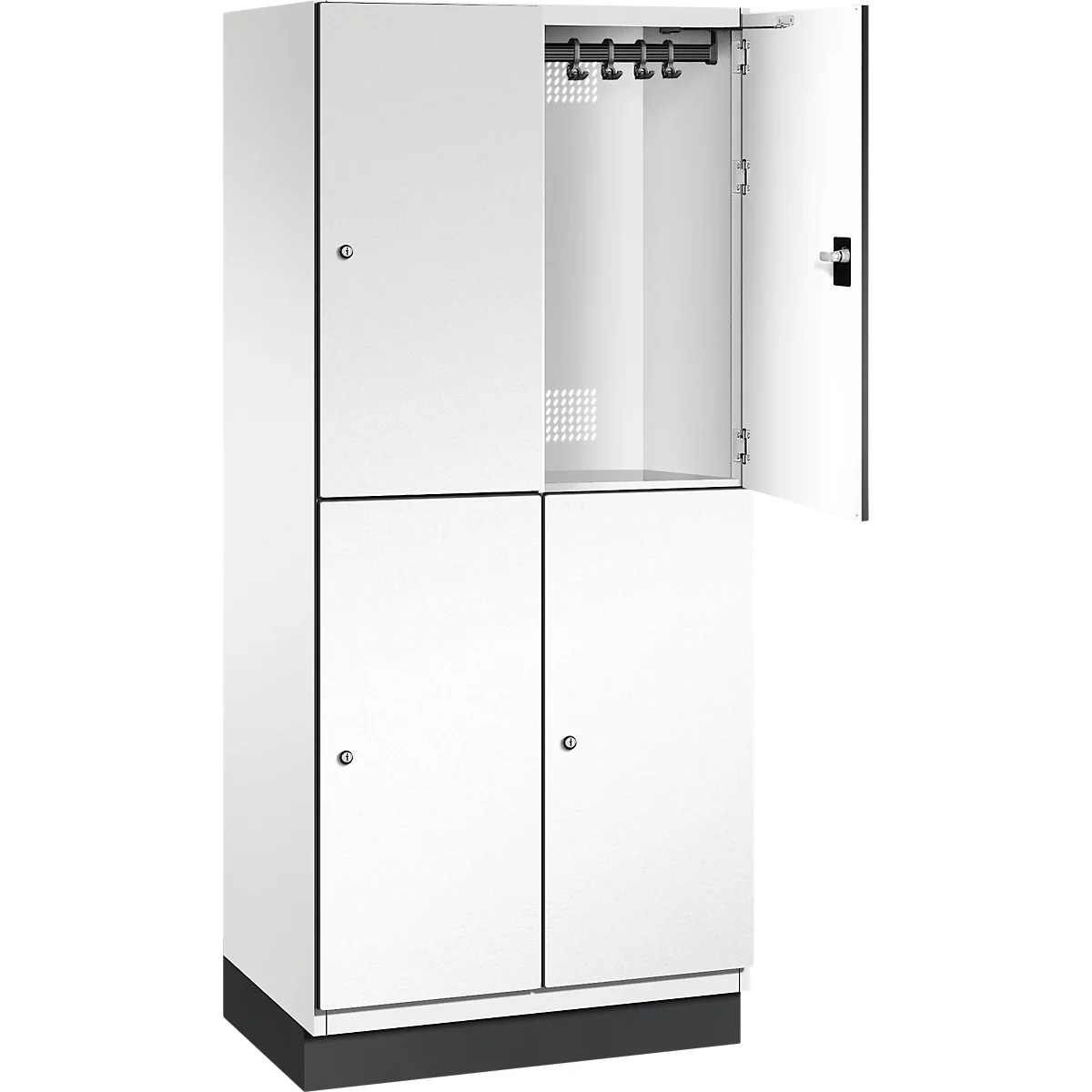 Armoire blanche à quatre portes. Porte supérieure droite ouverte. À l'intérieur, des crochets et un motif de trous.