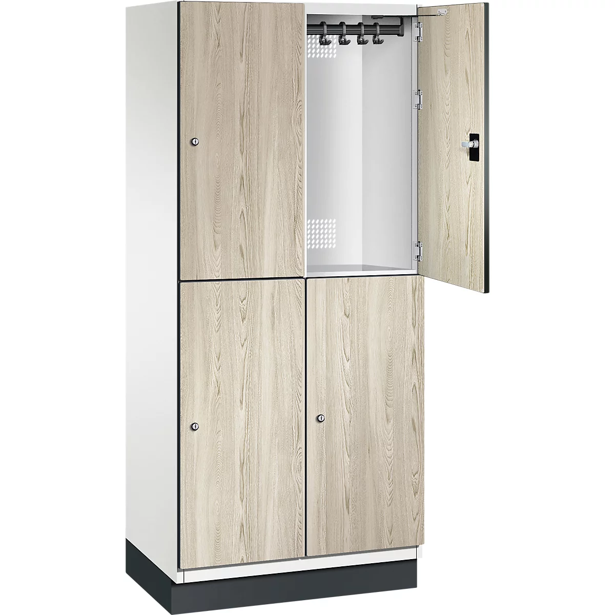Armoire vestiaire à quatre portes, dont deux ouvertes. Aspect bois clair, corps blanc.