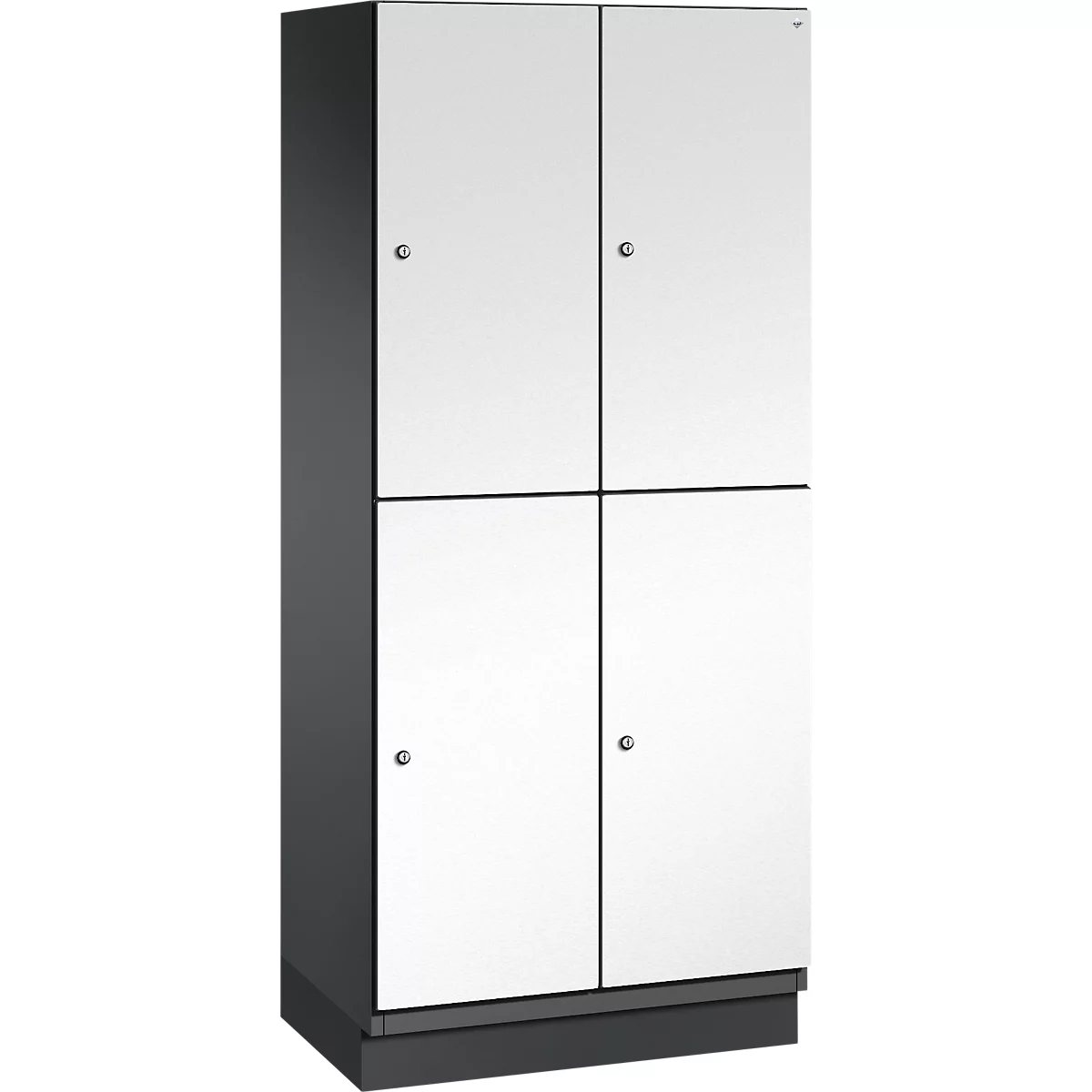 Armoire à quatre portes. Portes blanches, cadre foncé, boutons argentés.