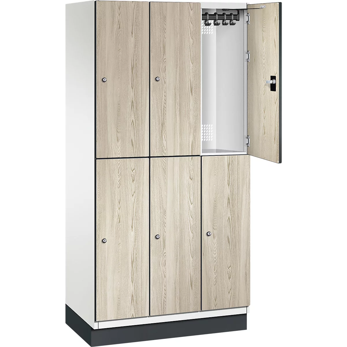 Un casier avec la porte ouverte. L'armoire est décorée de bois clair et repose sur un socle noir.