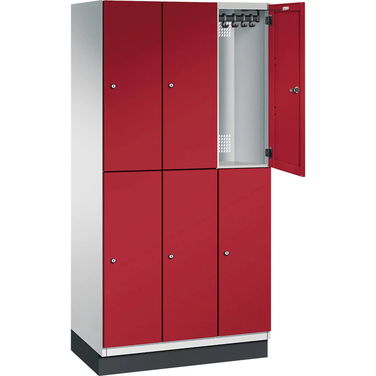 Casier rouge, une porte ouverte. L'armoire comporte plusieurs compartiments avec des poignées de porte argentées.