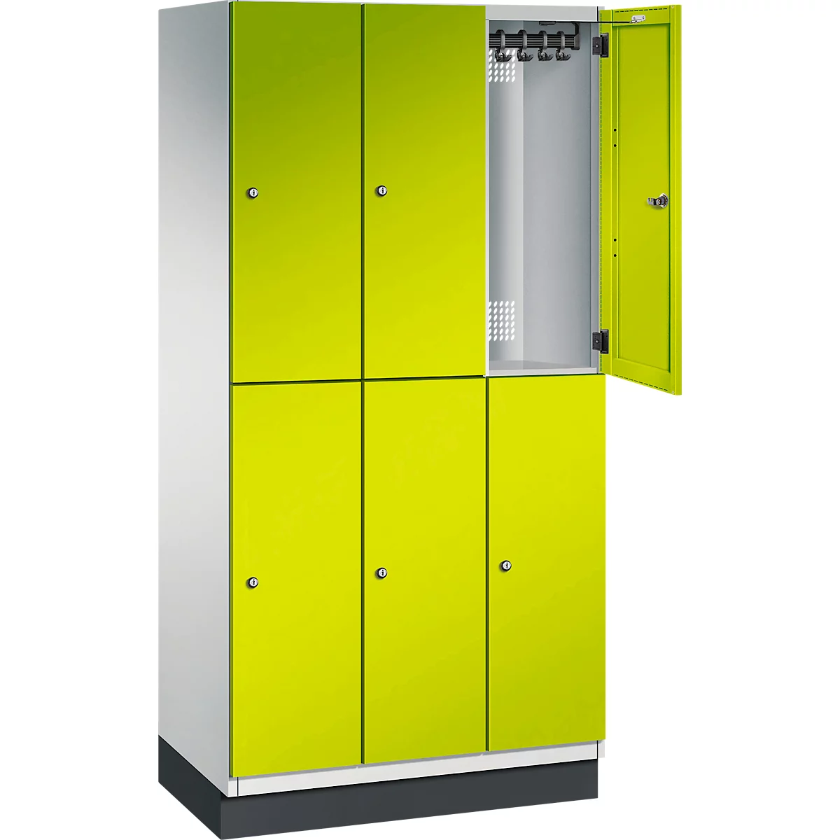 Armoire avec portes jaunes, dont une ouverte. Intérieur clair.