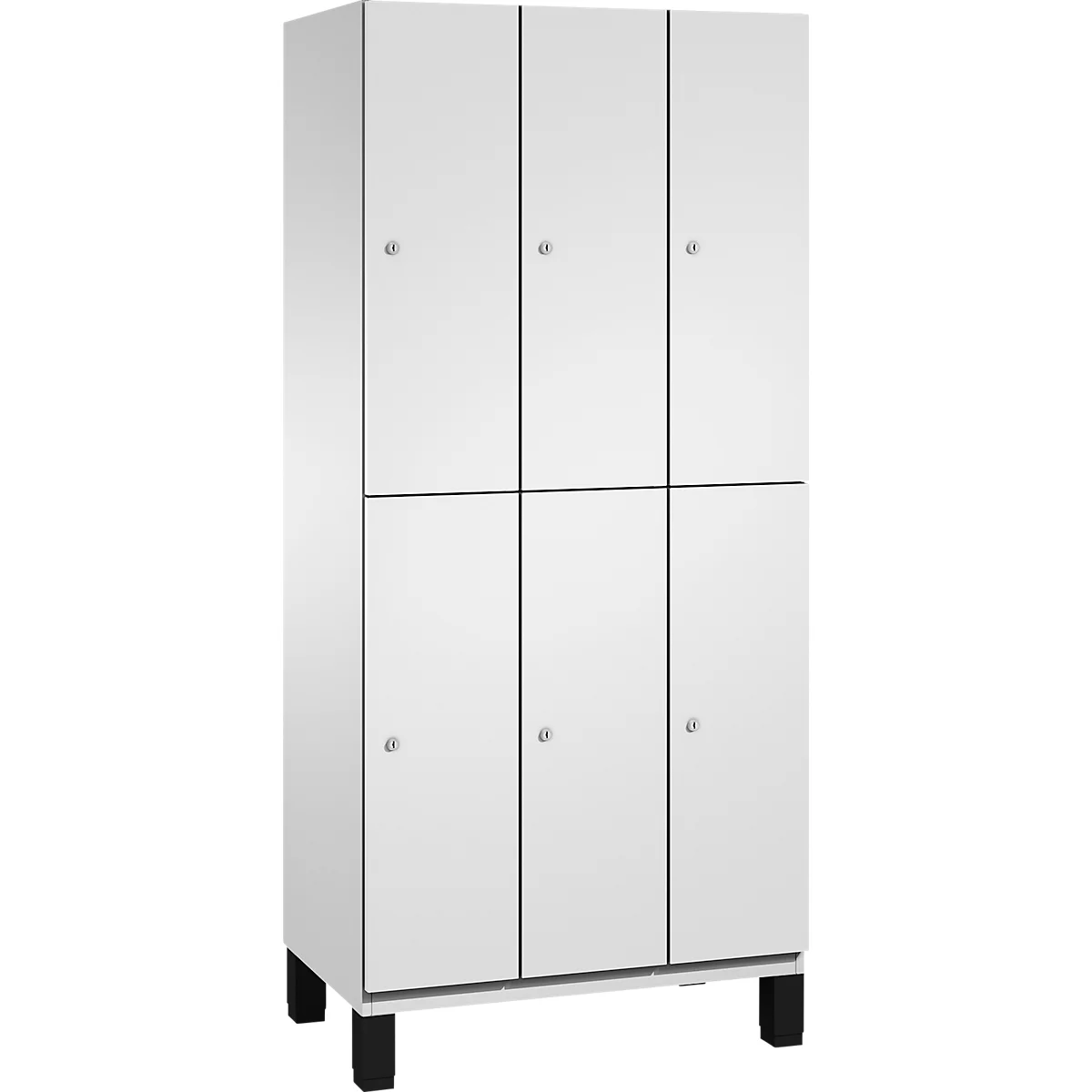 Armoire blanche à six portes. Poignées grises et pieds noirs.