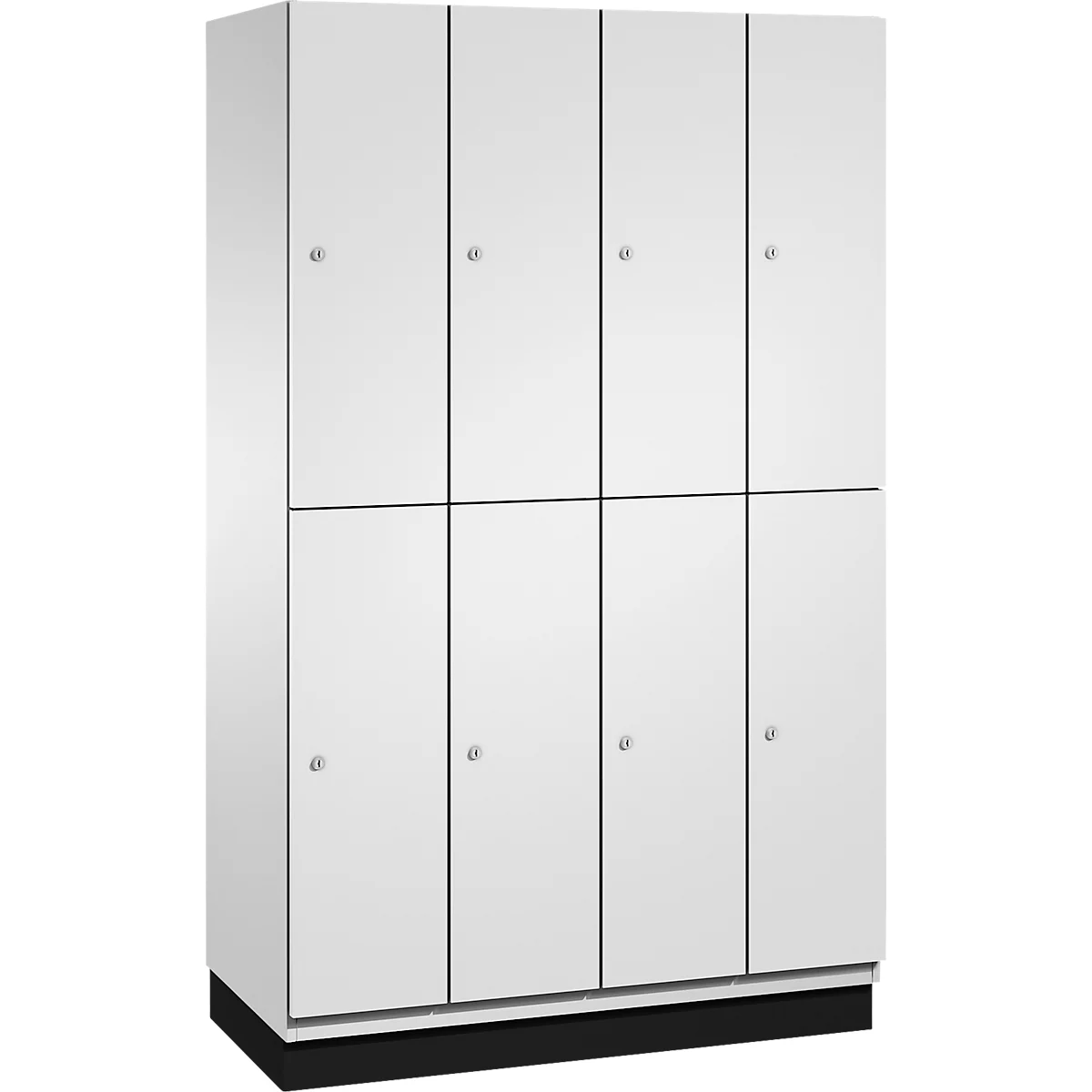 Une armoire blanche à huit portes, deux disposées l'une sur l'autre. Les poignées sont argentées, la base est noire.