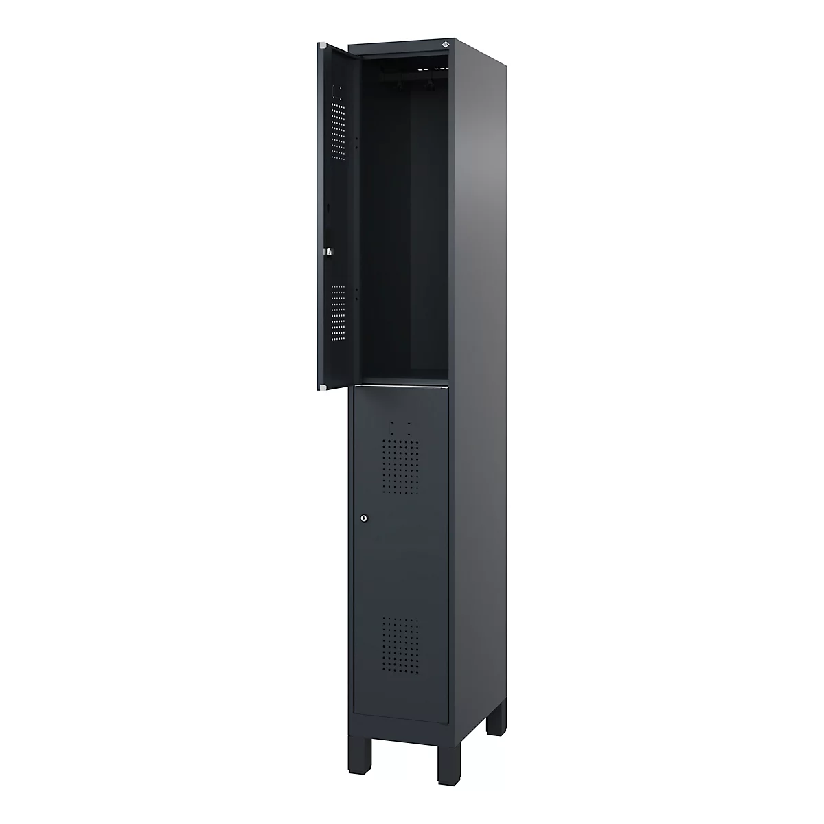 Casier gris foncé avec porte ouverte. Compartiment supérieur avec tringle à vêtements, compartiment inférieur avec fentes de ventilation.