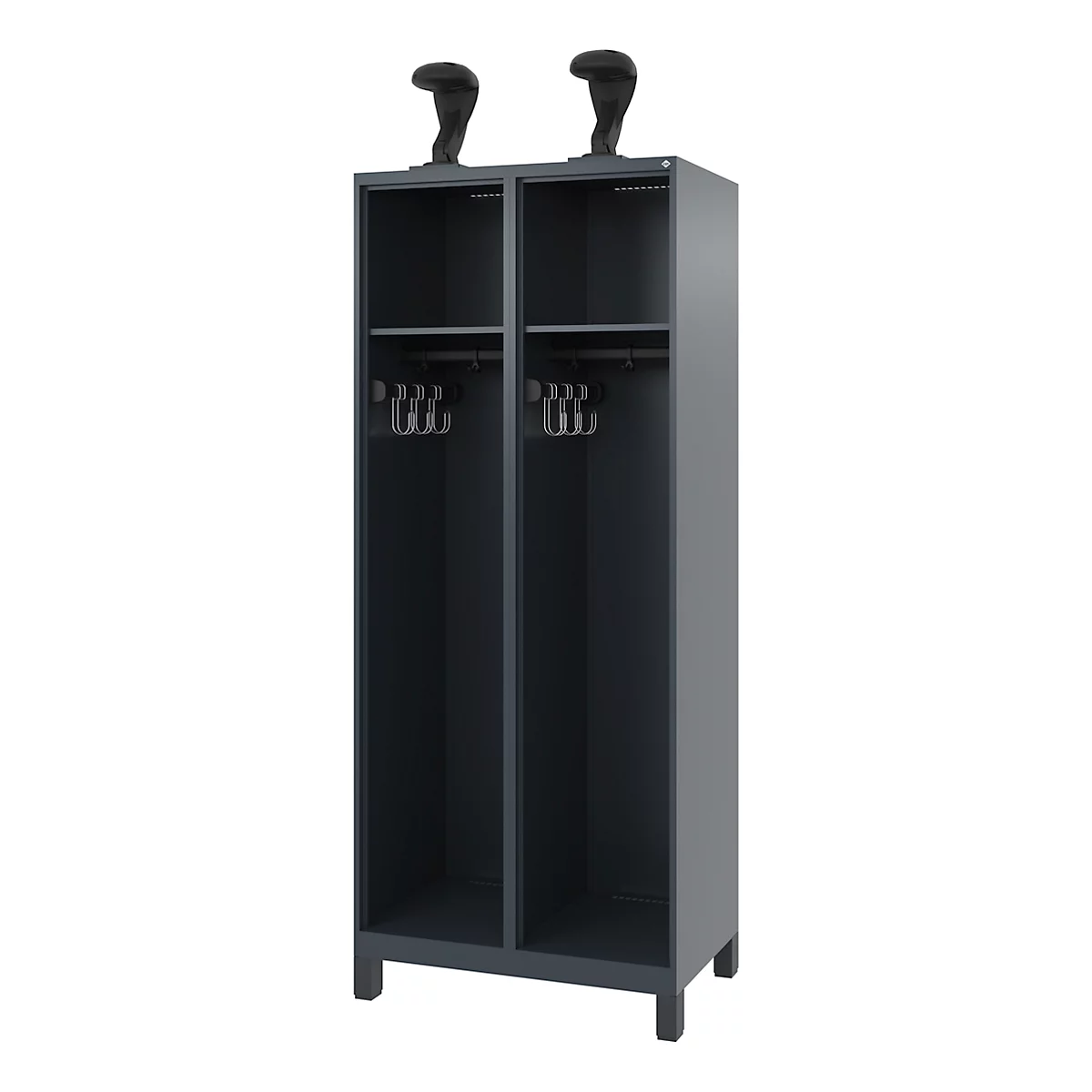 Casier gris à deux compartiments, deux casques noirs au-dessus. A l'intérieur du meuble, il y a des barres pour cintres.