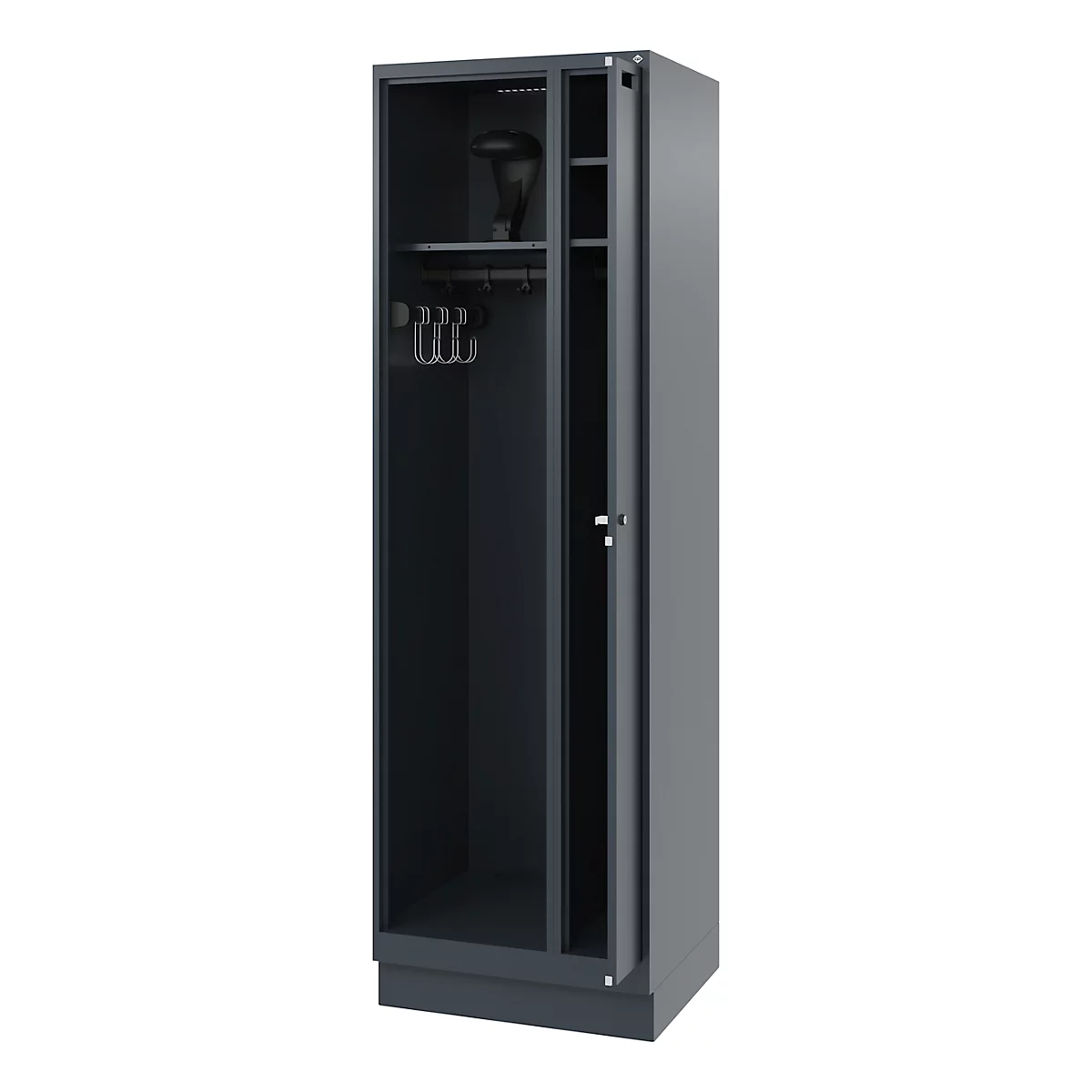 Casier métallique foncé avec porte ouverte ; porte-manteaux, étagère à chapeaux avec chapeau.