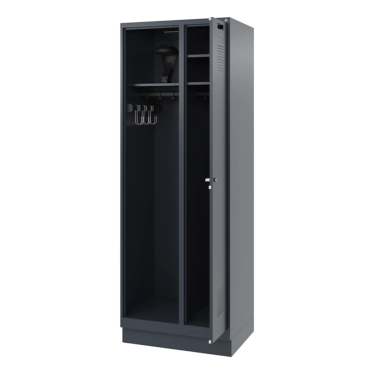 Une armoire grise et haute avec une porte ouverte. À l'intérieur se trouvent des étagères et des cintres.