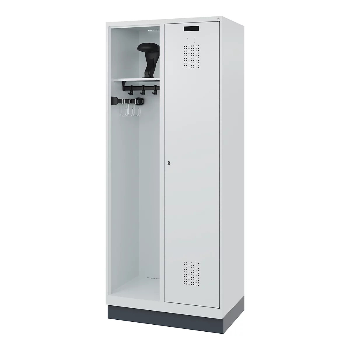 Armoire en acier blanc, partiellement ouverte, avec une tringle à vêtements et une étagère. Socle gris.