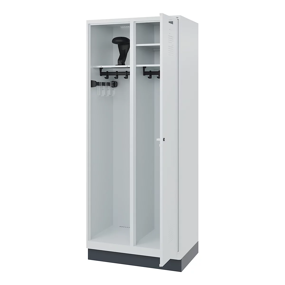 Casier métallique blanc, porte ouverte, avec étagère, patères, chaussure et cintres.