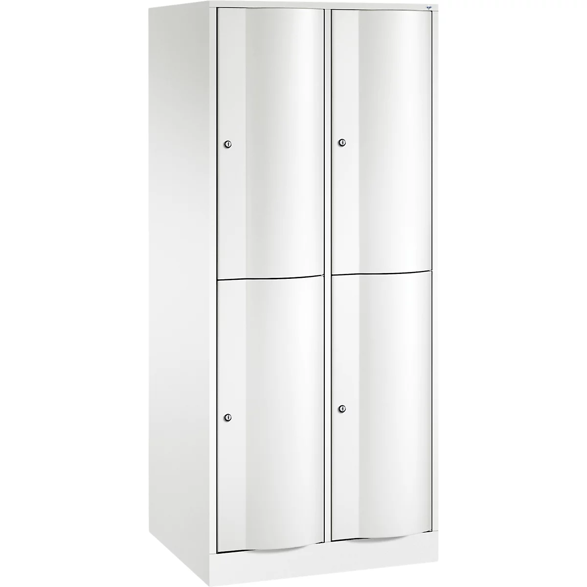 Armoire blanche à quatre portes, formes légèrement arrondies. Les portes sont chacune équipées d'un verrou tournant argenté.