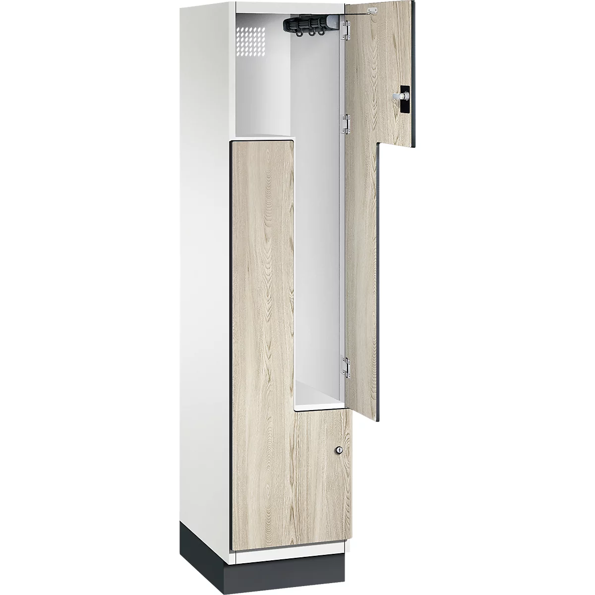 Une armoire blanche avec des portes brun clair, une porte est ouverte. Des crochets sont situés au-dessus de la porte.