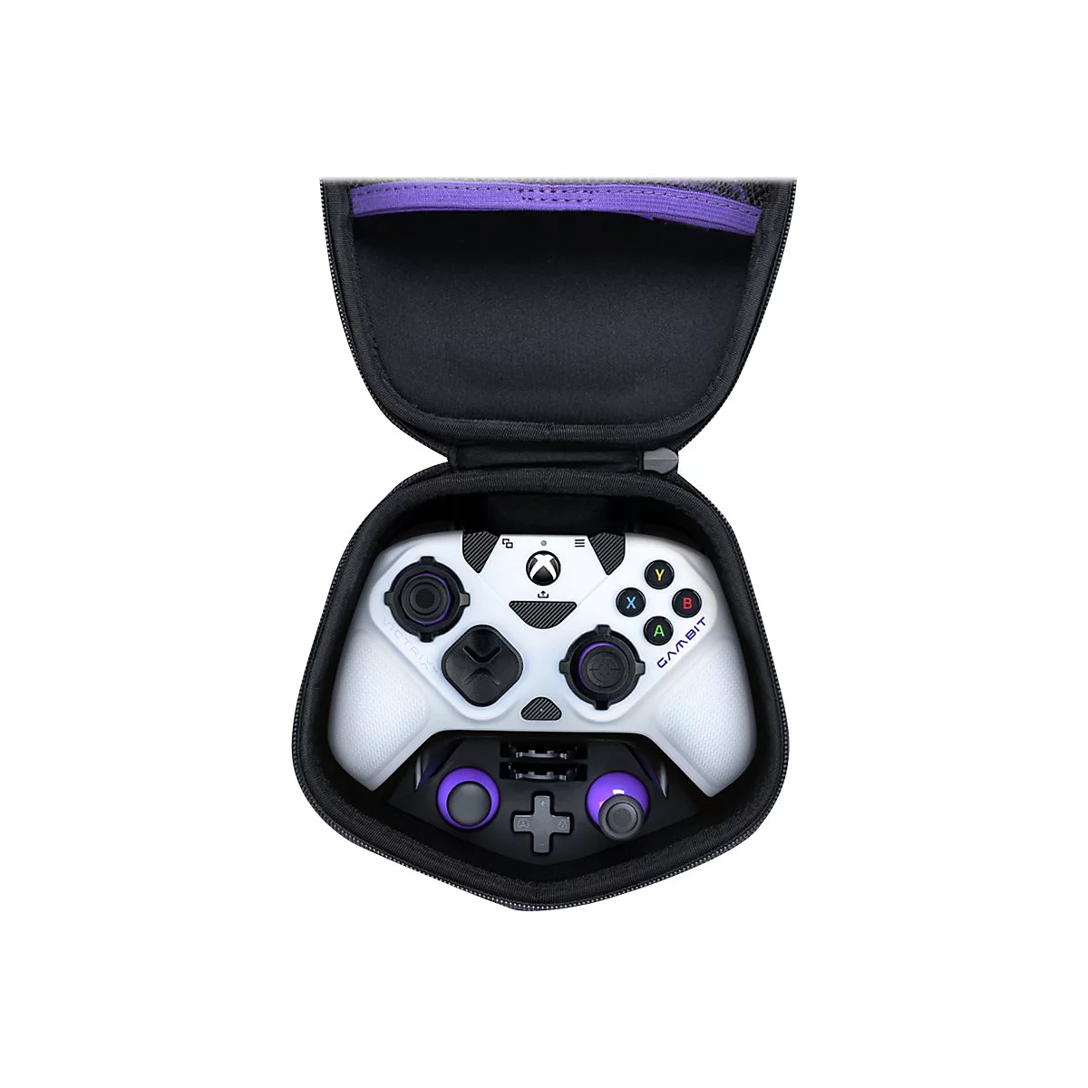 Ein weißer Xbox-Controller in einer schwarzen Tragetasche mit lila Akzenten. Der Controller trägt die Aufschrift "GAMBIT".