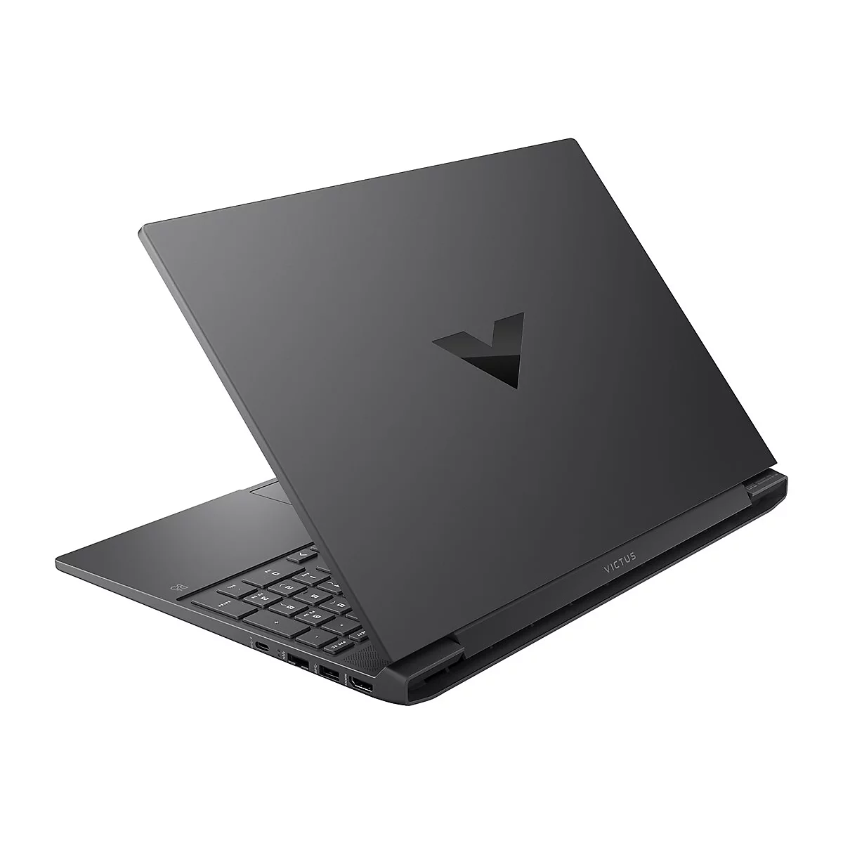 Dunkelgrauer Laptop, geöffnet, zeigt Tastatur. Auf dem Deckel das Victus Logo. Am Rahmen steht "VICTUS".