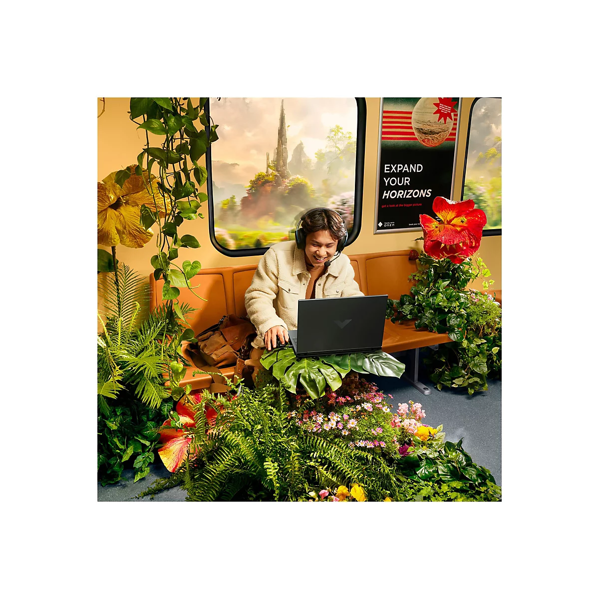 Ein Mann mit Kopfhörern sitzt in einem Zug, benutzt einen Laptop, umgeben von Pflanzen. Im Hintergrund ist eine Landschaft mit Bergen zu sehen. An der Wand hängt ein Werbeplakat mit dem Text „Expand your horizons“.