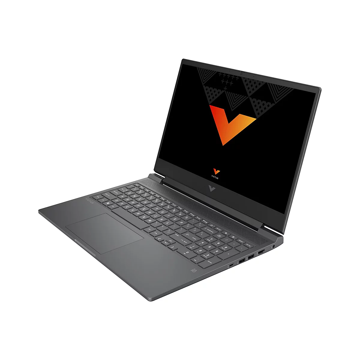 Grauer Laptop auf weißem Hintergrund. Auf dem Bildschirm das Logo VICTUS in Orange. Tastatur und Touchpad sind gut sichtbar.