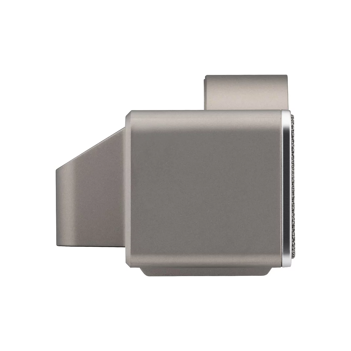 Objet rectangulaire gris avec bordure métallique, surface en maille noire et fixation supérieure. Gros plan.