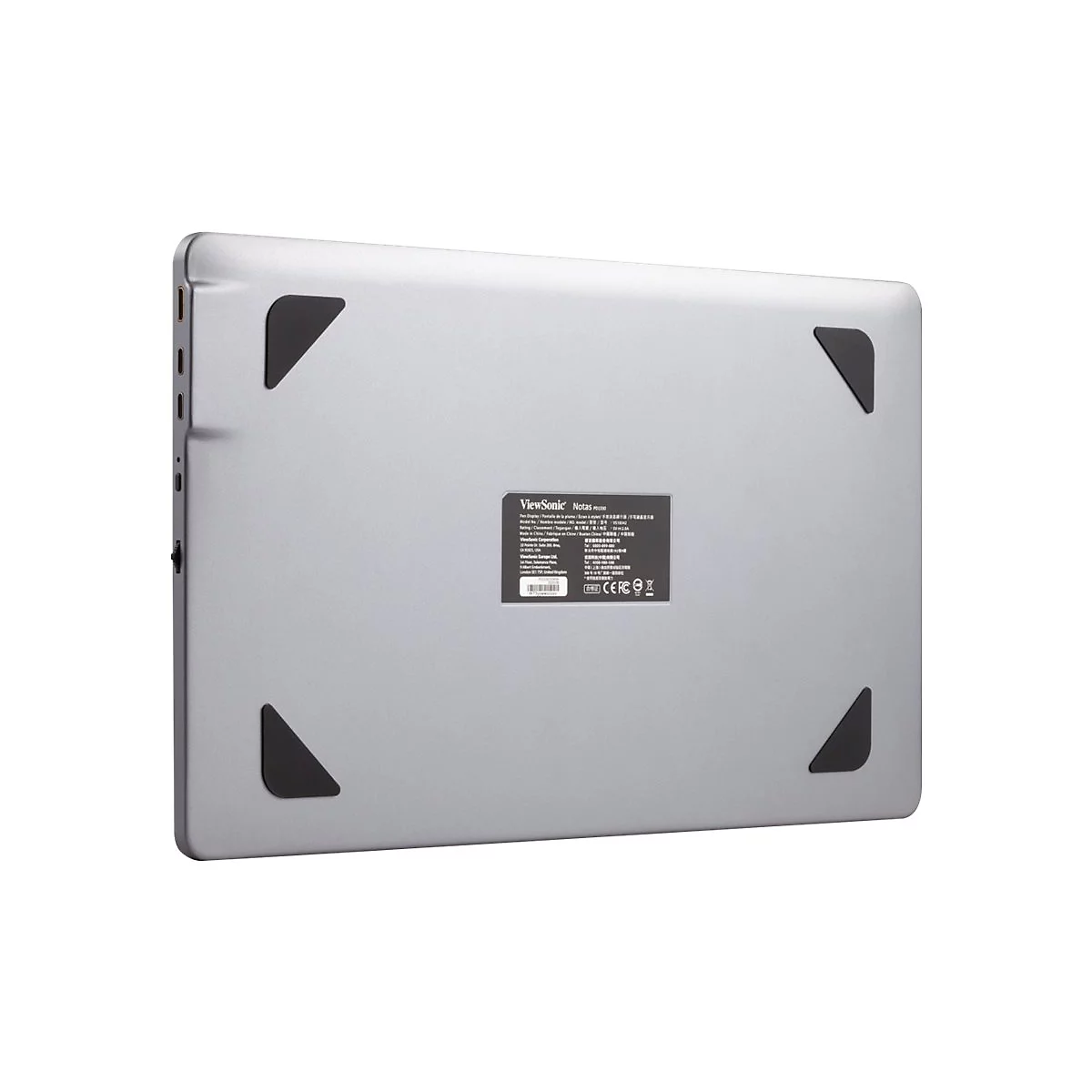 Rückseite eines silbernen Laptops mit schwarzen Gummifüßen, einem Etikett mit technischen Daten und Logos.