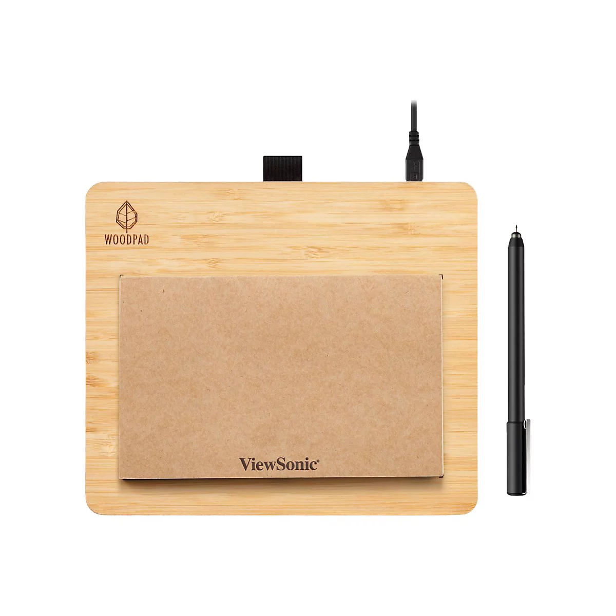 Holz-Tablet mit Stift. Tablet mit Holzrahmen, braunem Papier und Aufdruck. Schwarzer Stift rechts.