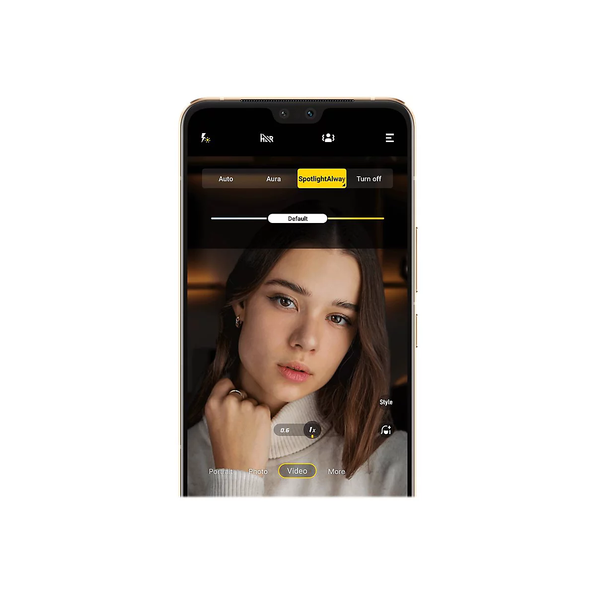 Smartphone-Display mit einer Frau im Fokus. Die Kameraeinstellungen zeigen Spotlight, Helligkeitsregler und Modi.