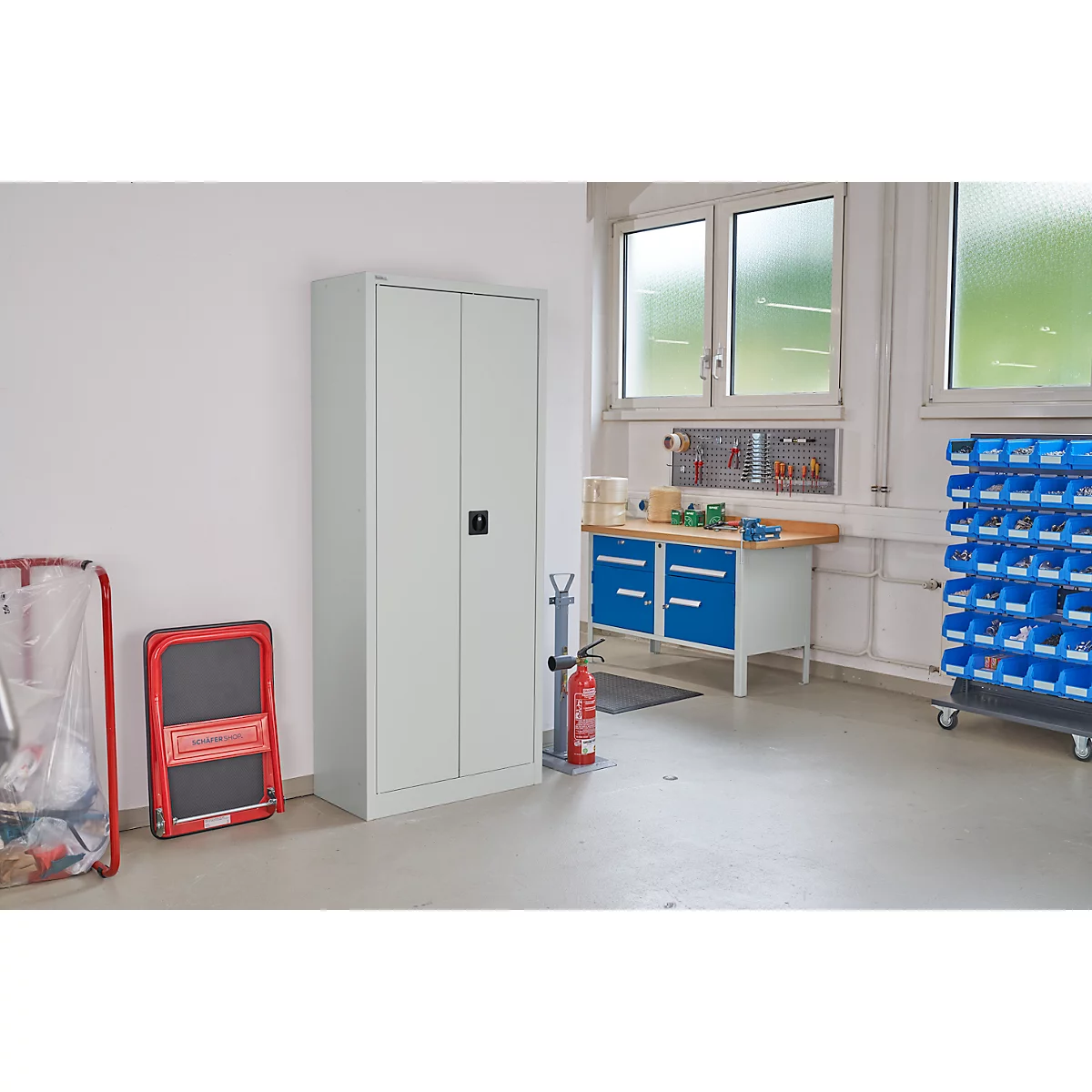 Vleugeldeurkast - staal - B 800 x D 400 x H 1935 mm - 5 HC - 4 legborden - afsluitbaar - lichtgrijs RAL 7035 - ons merk Schäfer Shop Pure