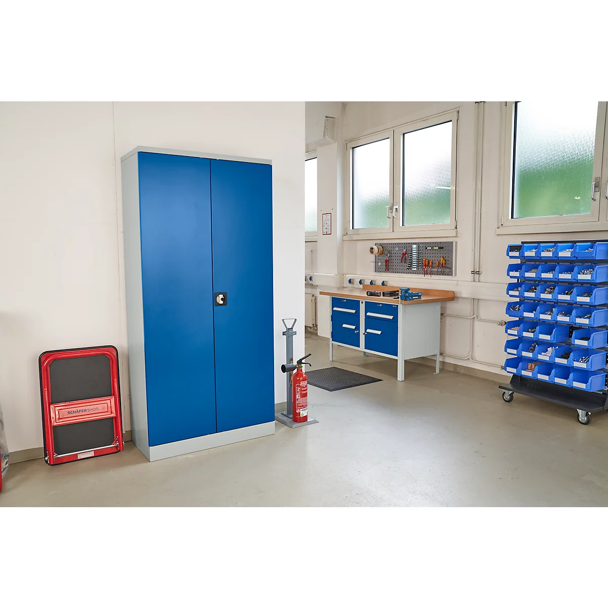 Vleugeldeurkast - staal - B 916 x D 422 x H 1950 mm - 5 OH - 4 legborden - afsluitbaar - lichtgrijs RAL 7035/gentiaanblauw RAL 5010