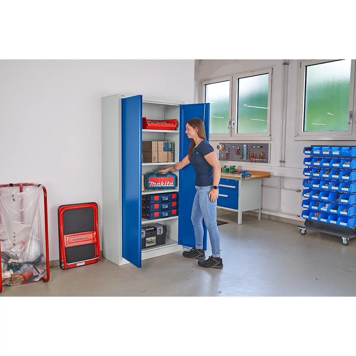 Vleugeldeurkast - staal - B 950 x D 400 x H 1935 mm - 5 HC - 4 legborden - afsluitbaar - lichtgrijs RAL 7035/gentiaanblauw RAL 5010 - ons merk Schäfer Shop Pure