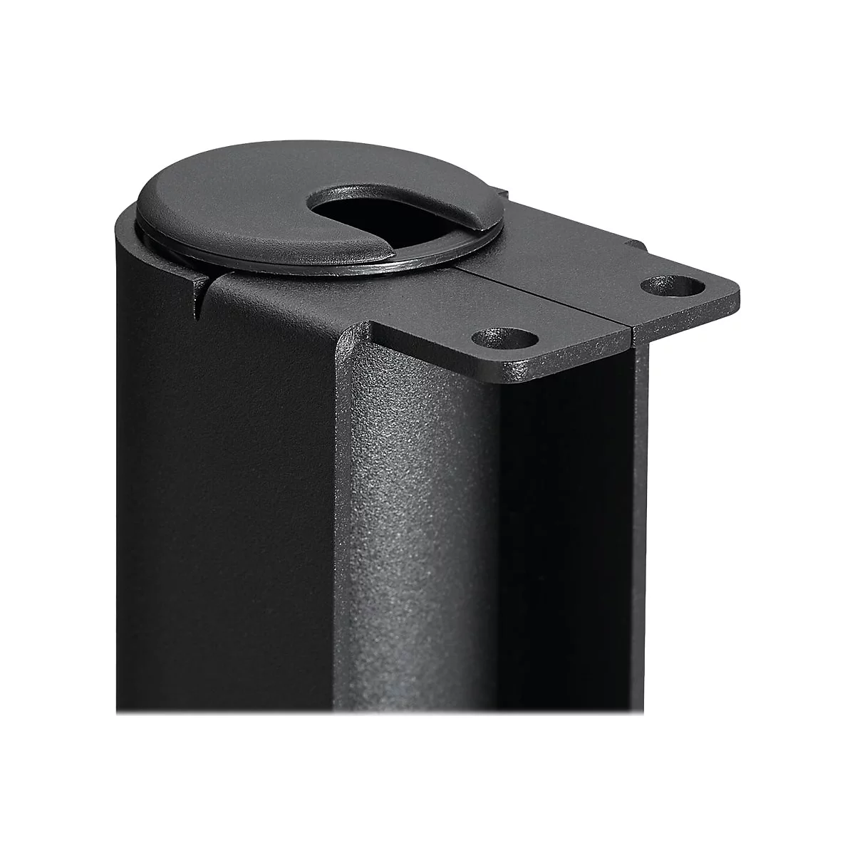 Schwarze Kabeldurchführung aus Metall mit runder Abdeckung und zwei Löchern. Detailaufnahme, Nahaufnahme.