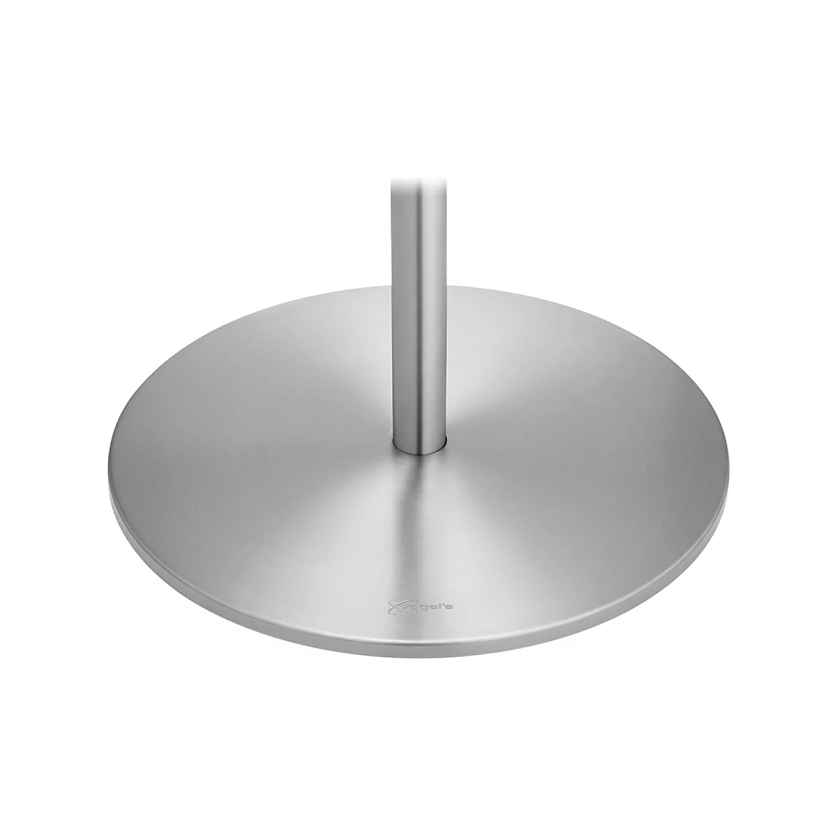 Nahaufnahme des runden, silbernen Standfußes einer Stehleuchte. In der Mitte ist ein silberner Stab zu sehen.