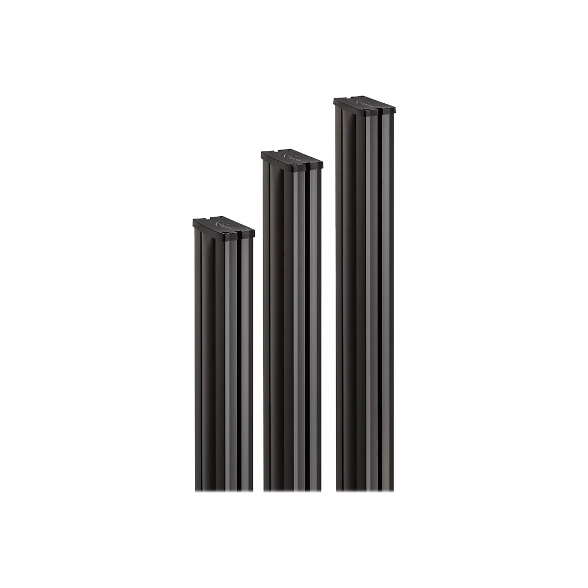 Drei schwarze, geriffelte Säulen unterschiedlicher Höhe, stehen vor weißem Hintergrund. Jede Säule hat eine quadratische Oberseite.