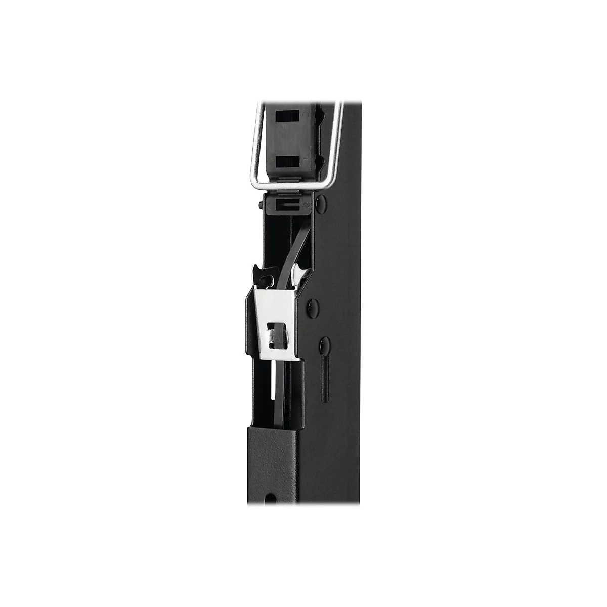 Detailaufnahme einer schwarzen Gerätehalterung mit Metallbügel und Clip-Mechanismus.
