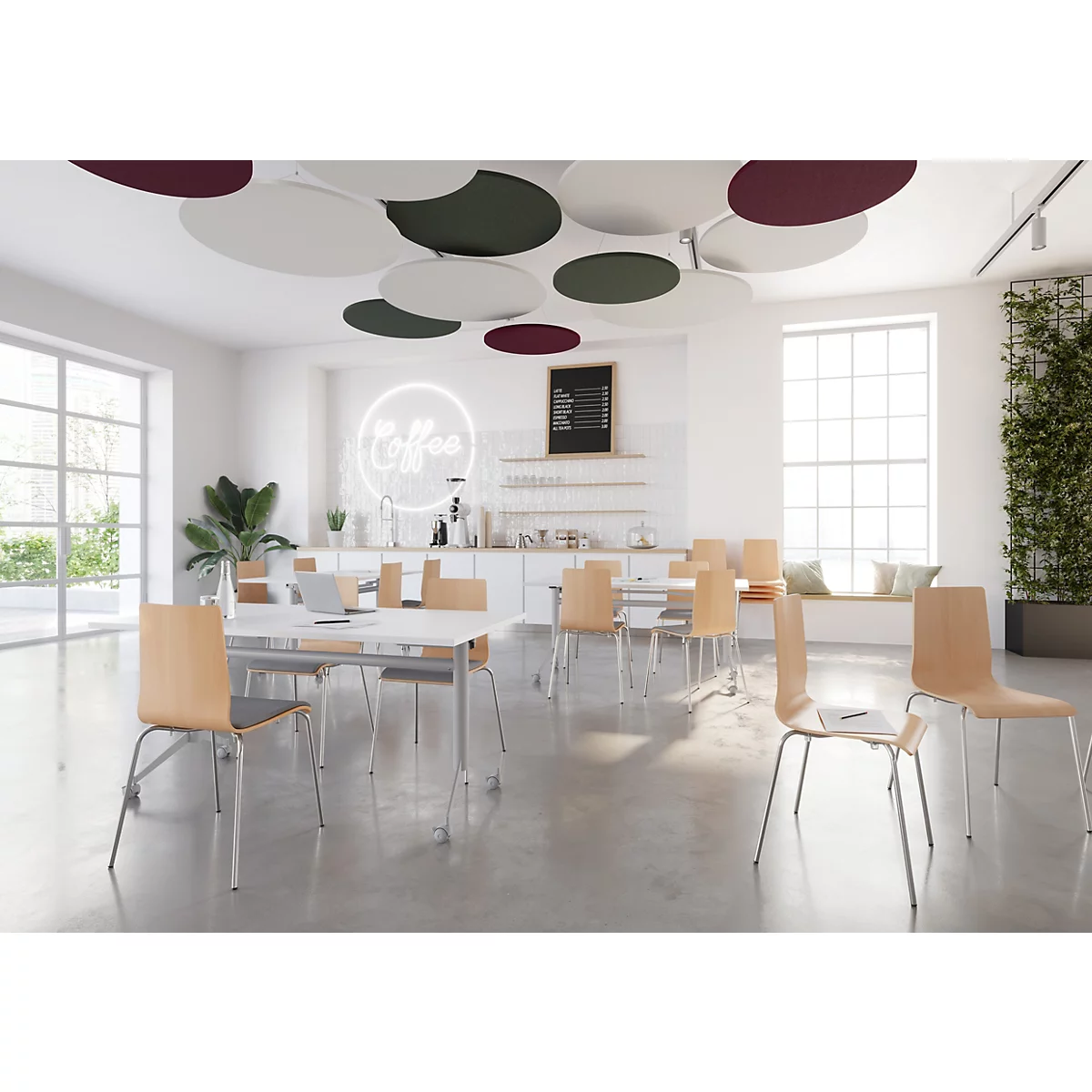 Un café lumineux avec tables et chaises en bois. Éléments acoustiques ronds et colorés au plafond. Bar à café et plantes vertes.