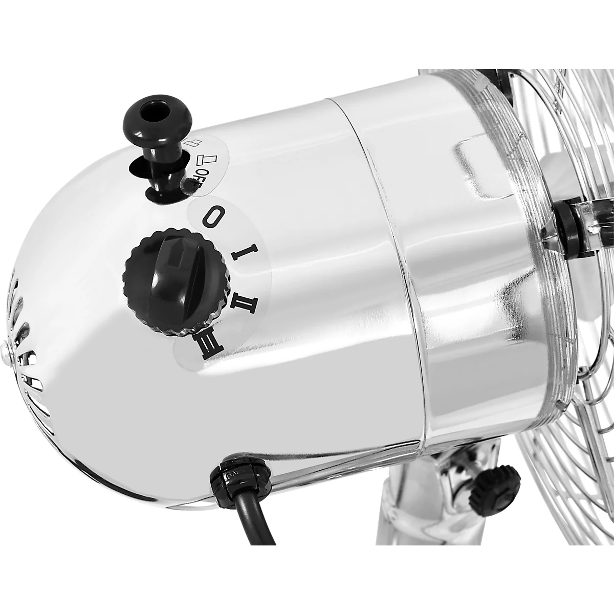Close-up van een verchroomde ventilator met een zwarte knop en instellingen 0, I, II, III.