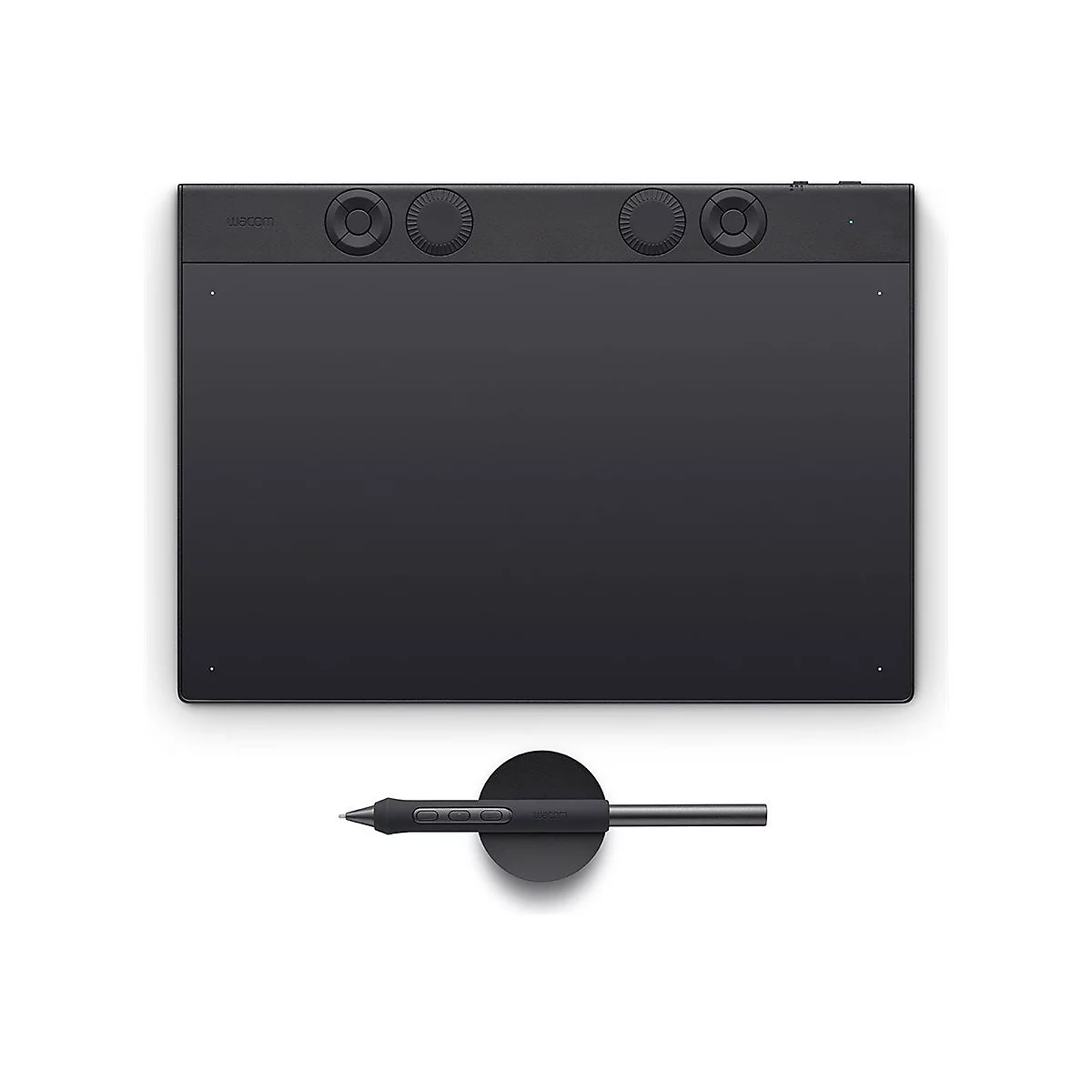 Schwarzes Grafiktablett mit Stift und Halterung, isoliert auf weißem Hintergrund.