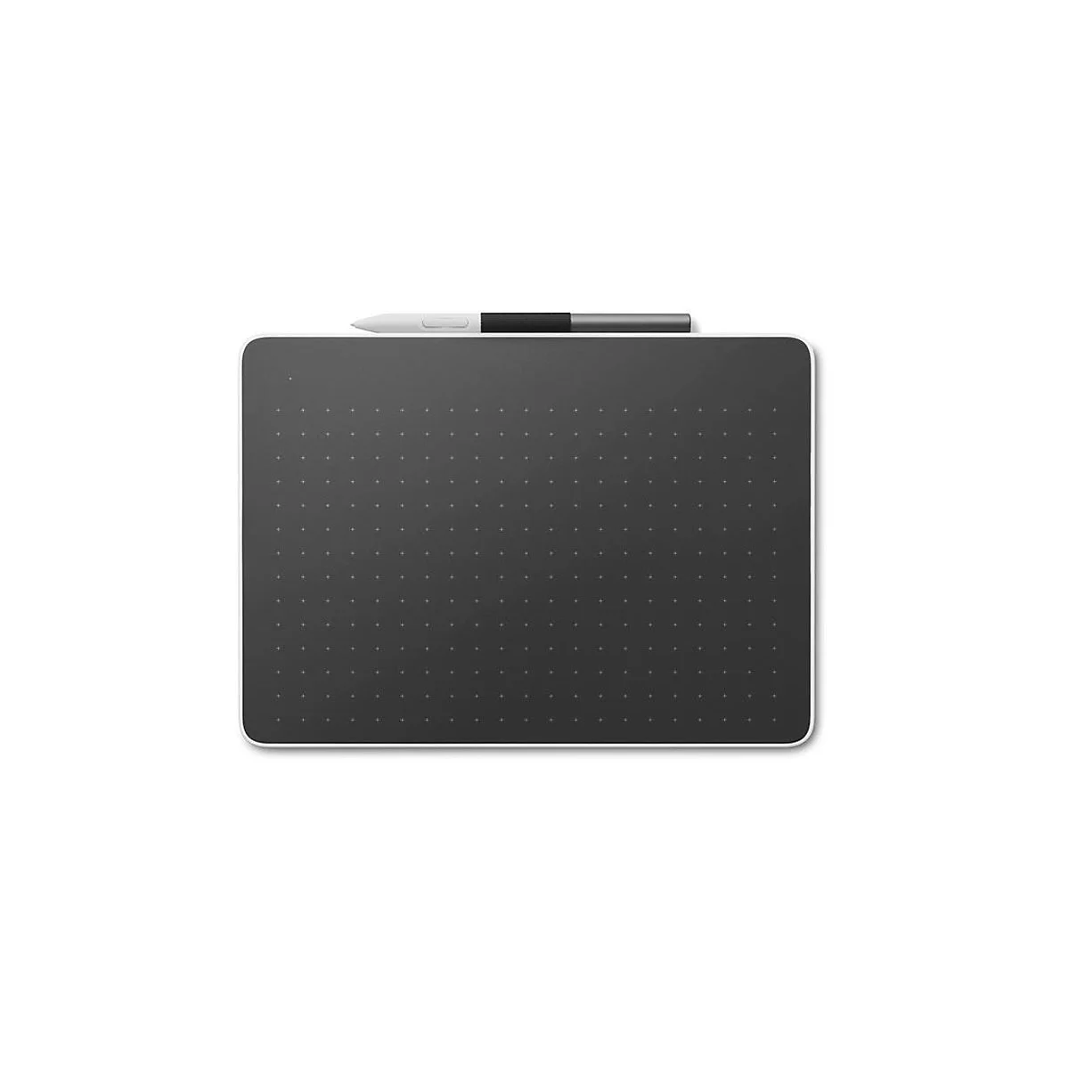 Grafiktablett mit Stift. Dunkelgraue, rechteckige Oberfläche, kleine Punkte markieren die Oberfläche, weißer Rahmen. Stift liegt obenauf.