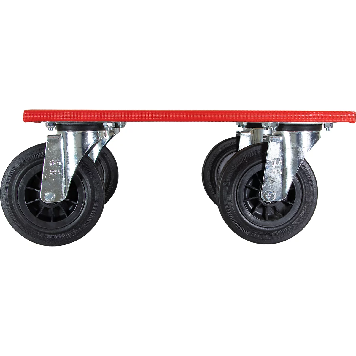 Close-up van een rode dolly met vier zwarte wielen en zilveren metalen onderdelen. De wielen zijn stevig aan de rode plank bevestigd.