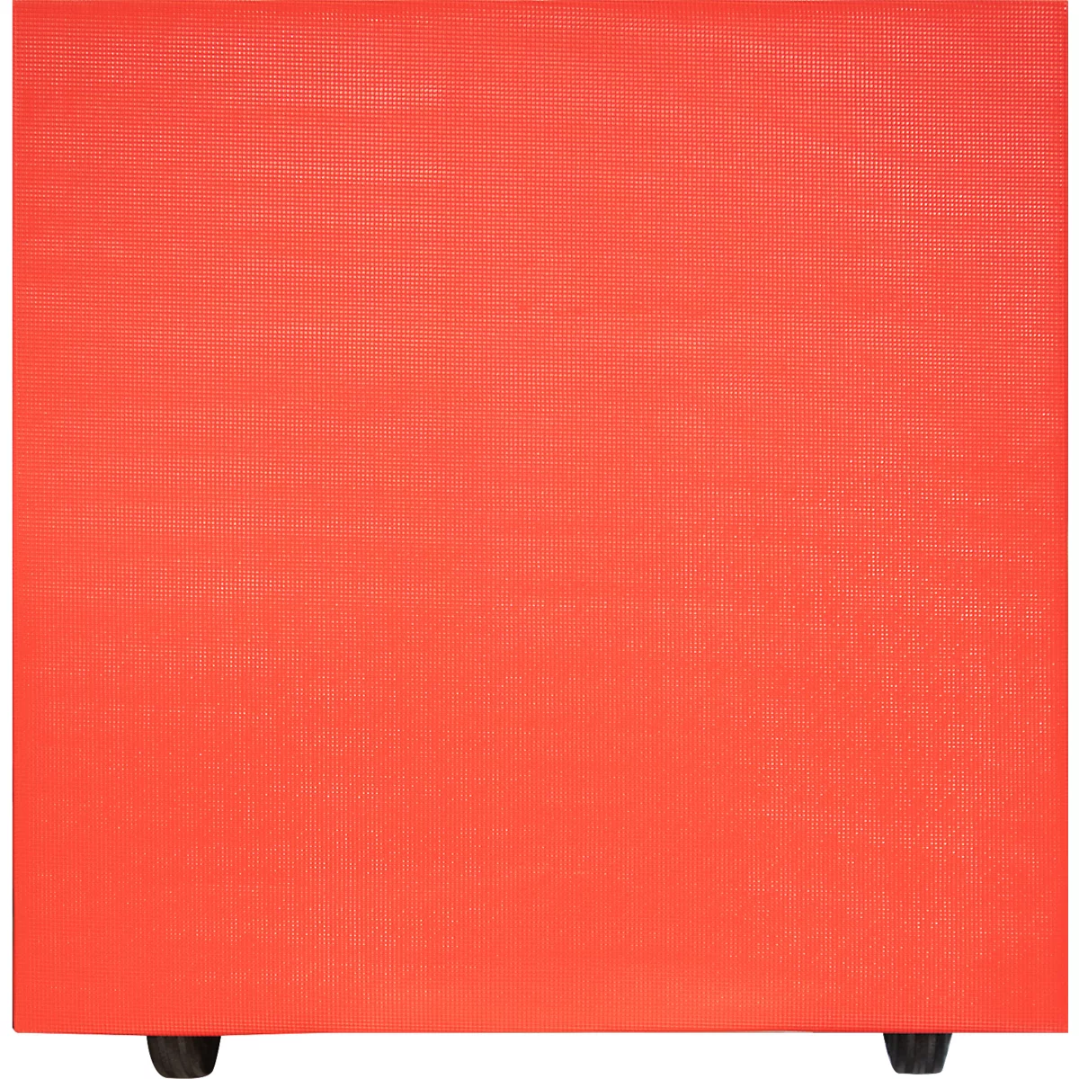 Een vierkant, oranje object met een licht gestructureerd oppervlak en kleine, zwarte pootjes.