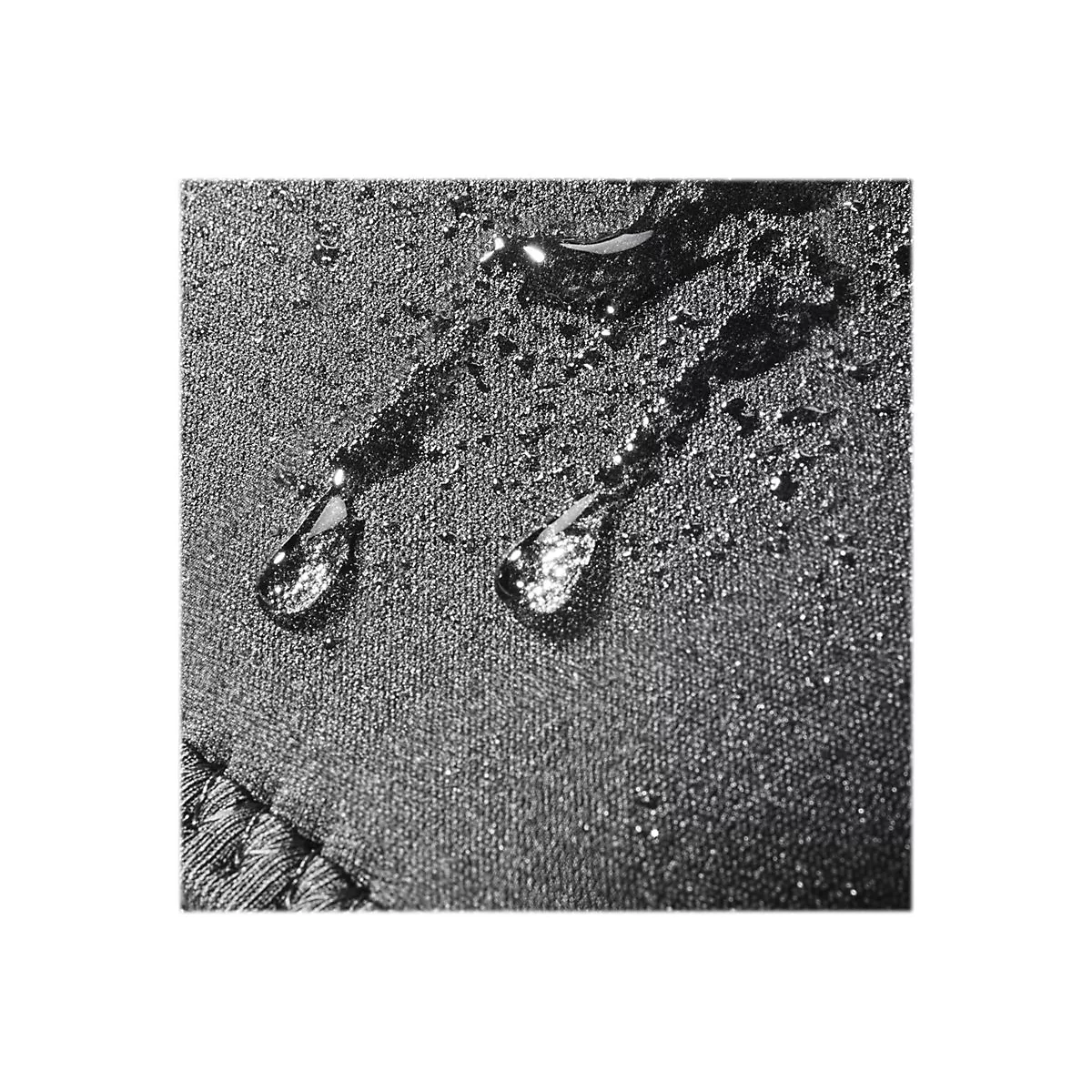 Nahaufnahme von Wassertropfen auf einer schwarzen, wasserabweisenden Textiloberfläche.