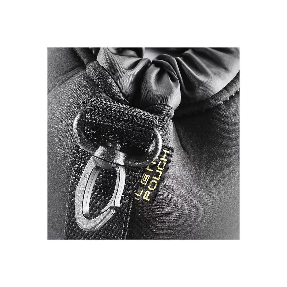 Nahaufnahme eines schwarzen Objektivbeutels mit Karabinerhaken und eingenähtem Label mit der Aufschrift Lens Pouch.