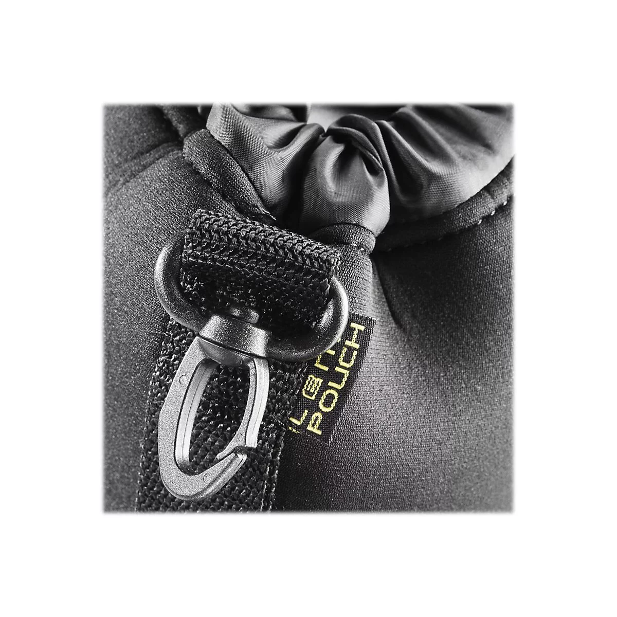 Nahaufnahme einer schwarzen Tasche mit Karabinerhaken und eingenähtem Etikett mit Aufschrift LENS POUCH.
