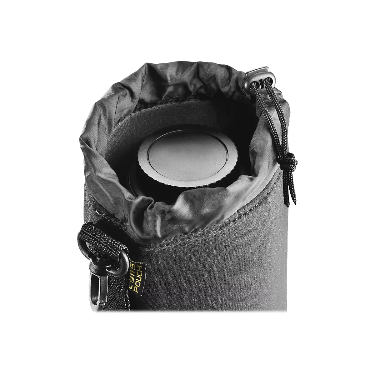 Schwarze Objektivtasche mit Kordelzug und Objektivdeckel im Inneren.